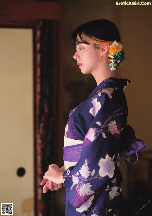 A woman in a kimono with a flower in her hair.